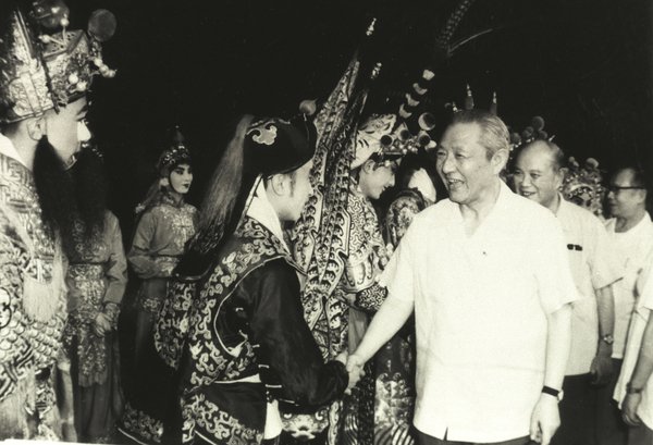 上台与演员亲切交谈
