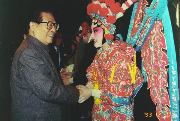 邓小平同志观看演出后上台接见演员