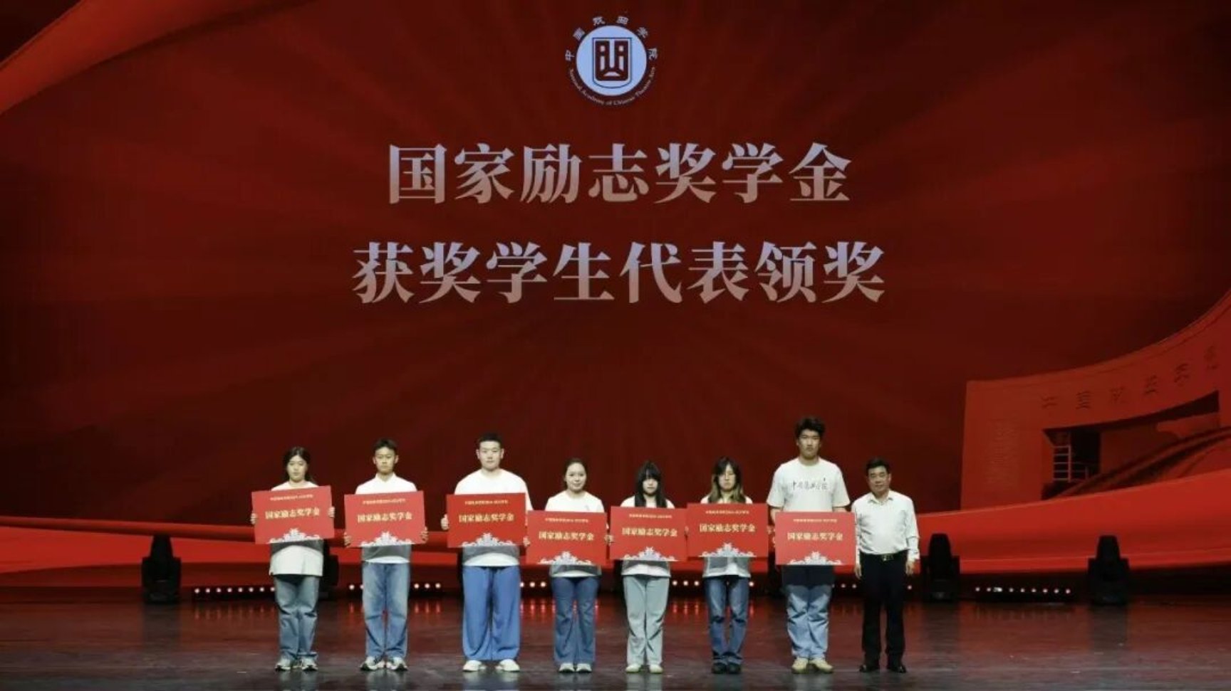 用奋斗的青春回答“什么是榜样”