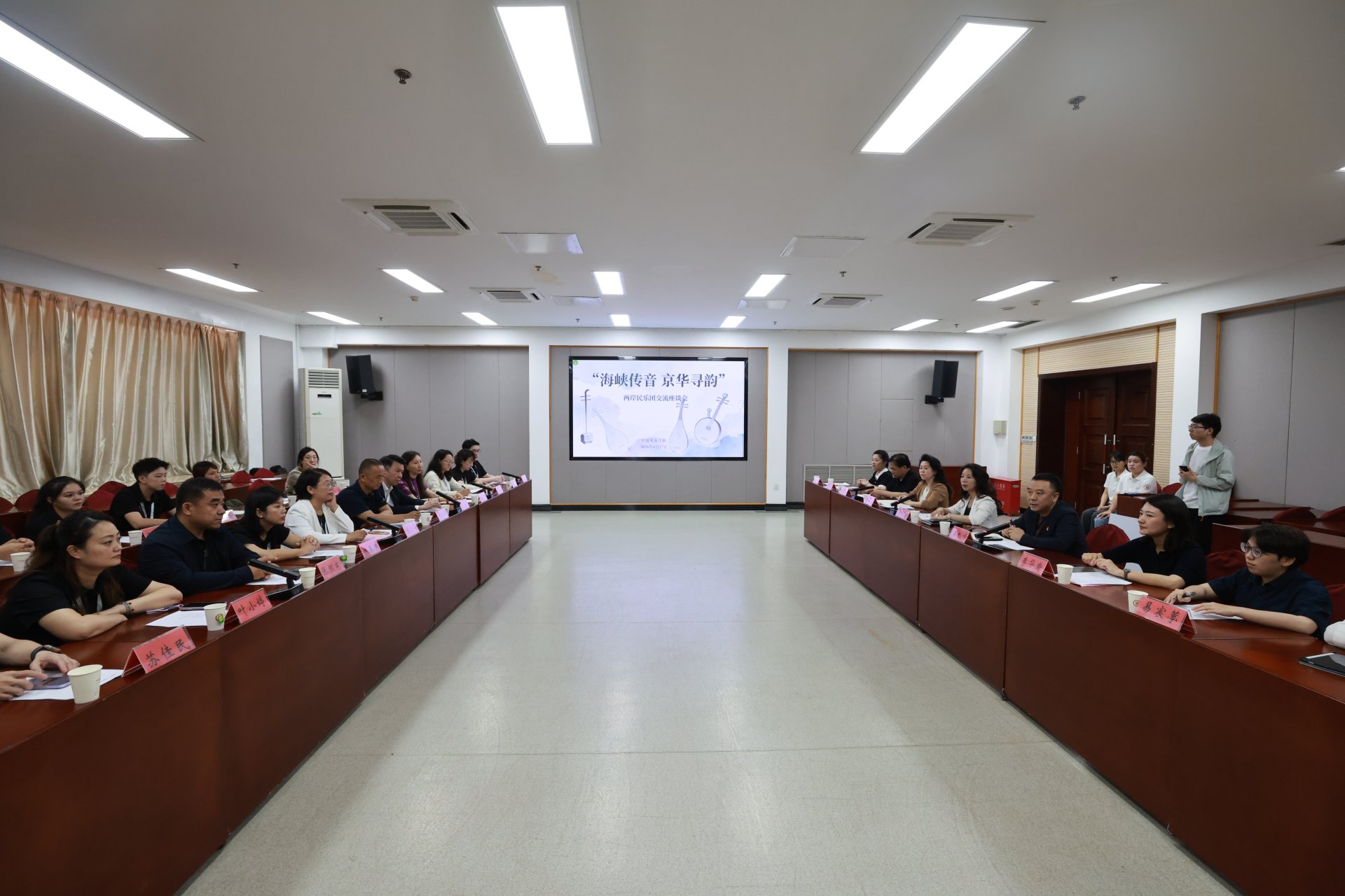 对照阅读厦门市海沧区两岸青年民族乐团