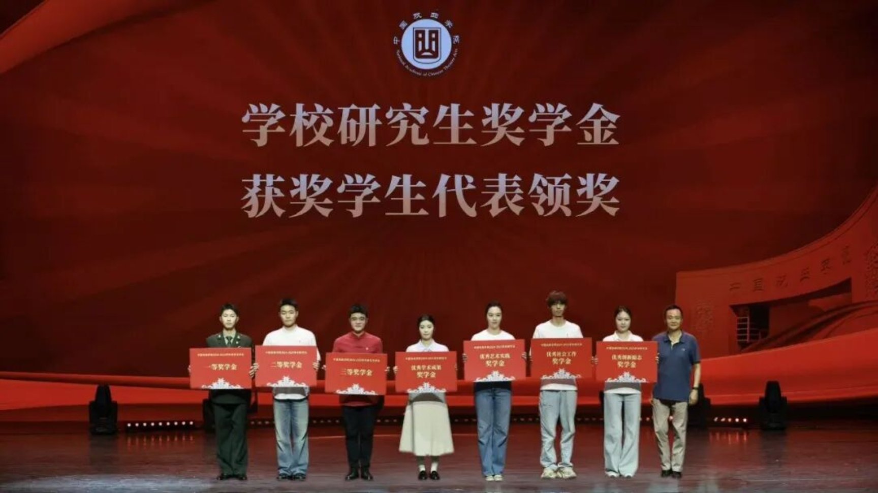 杨建英出席活动并颁奖
