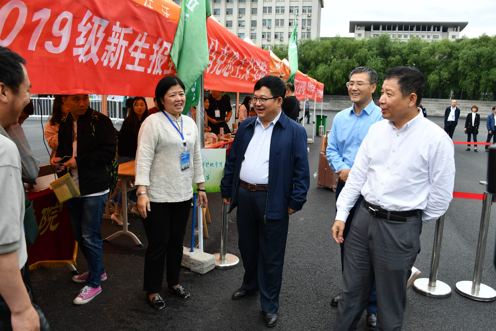 蓝月亮料免资料大全爱游戏体育官方赞助罗马01深入各学院迎新场地走访慰问 蓝月亮料免资料大全爱游戏体育官方赞助罗马01深入各学院迎新场地走访慰问
